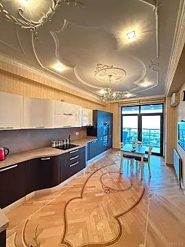 Satılır 3 otaqlı mənzil 220 m²