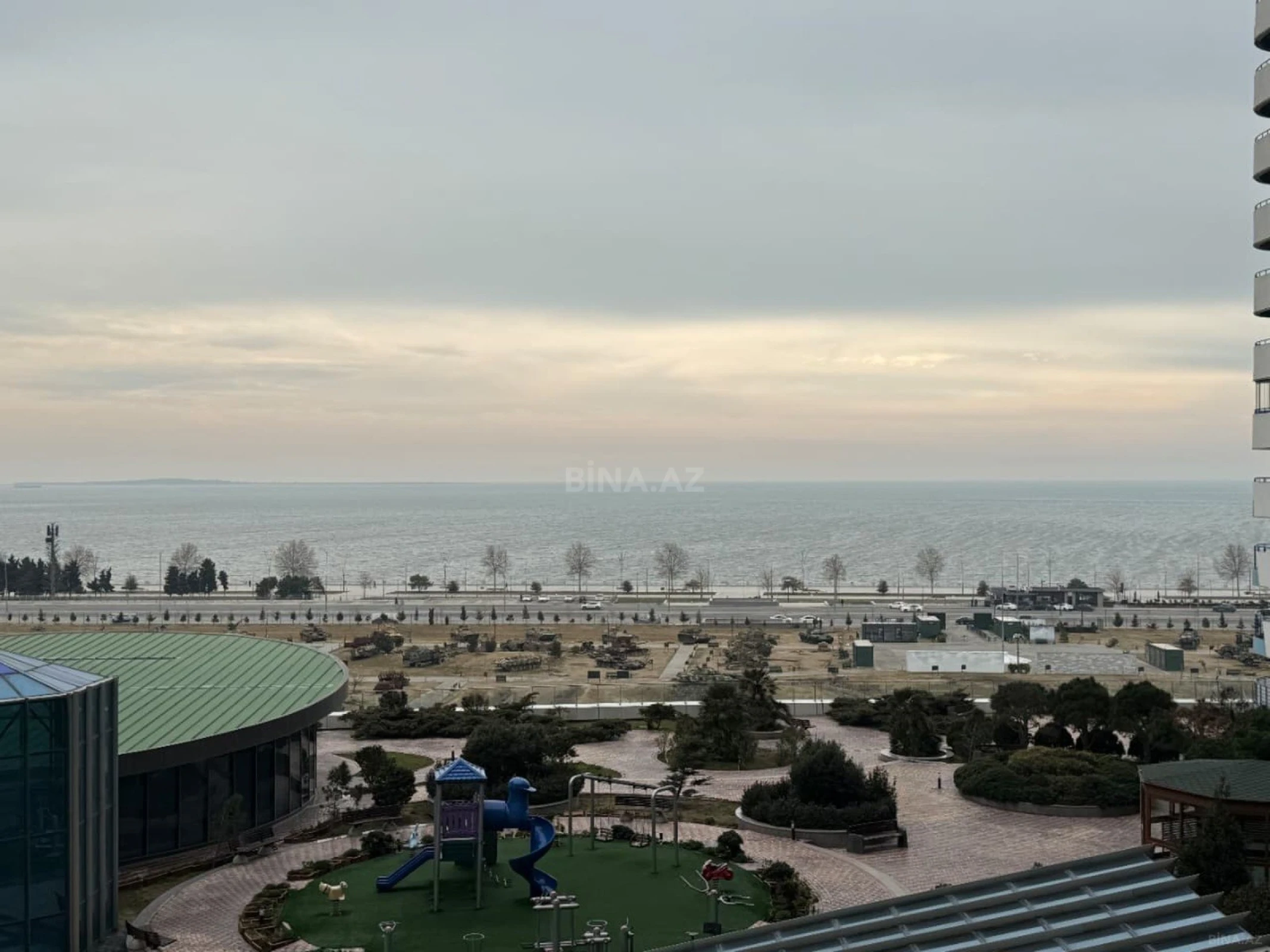 Satılır 3 otaqlı mənzil 220 m²