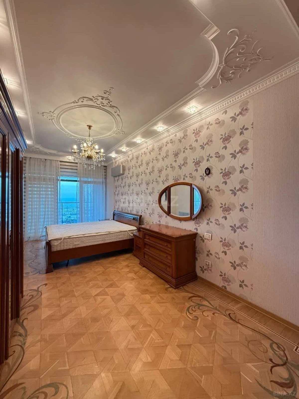 Satılır 3 otaqlı mənzil 220 m²