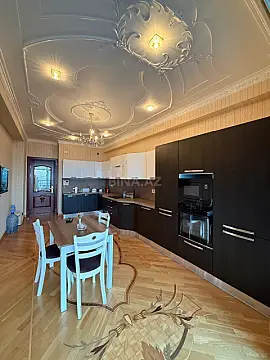Satılır 3 otaqlı mənzil 220 m²