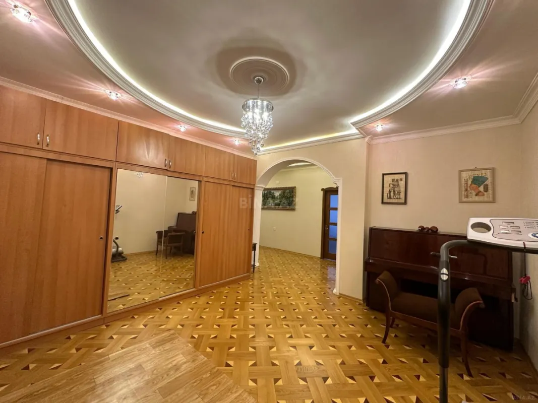 Satılır 3 otaqlı mənzil 140 m²