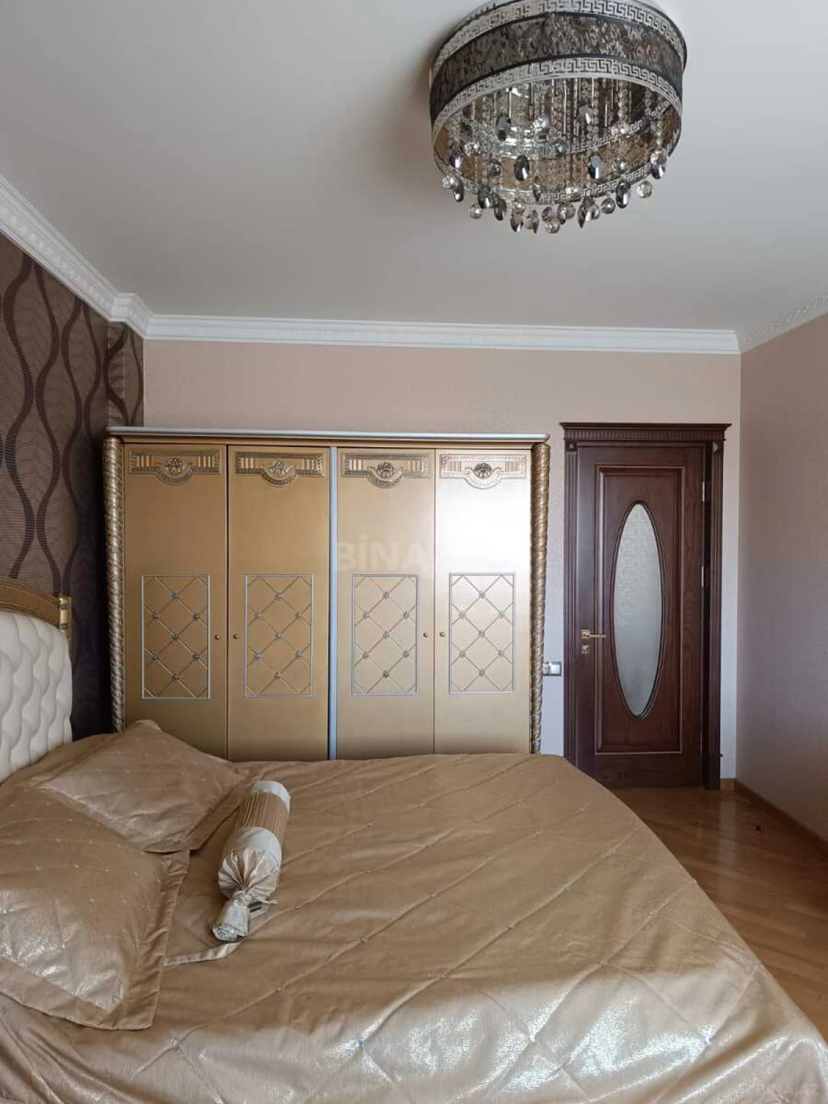 Satılır 3 otaqlı mənzil 130 m²