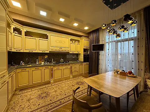 Satılır 3 otaqlı mənzil 125 m²