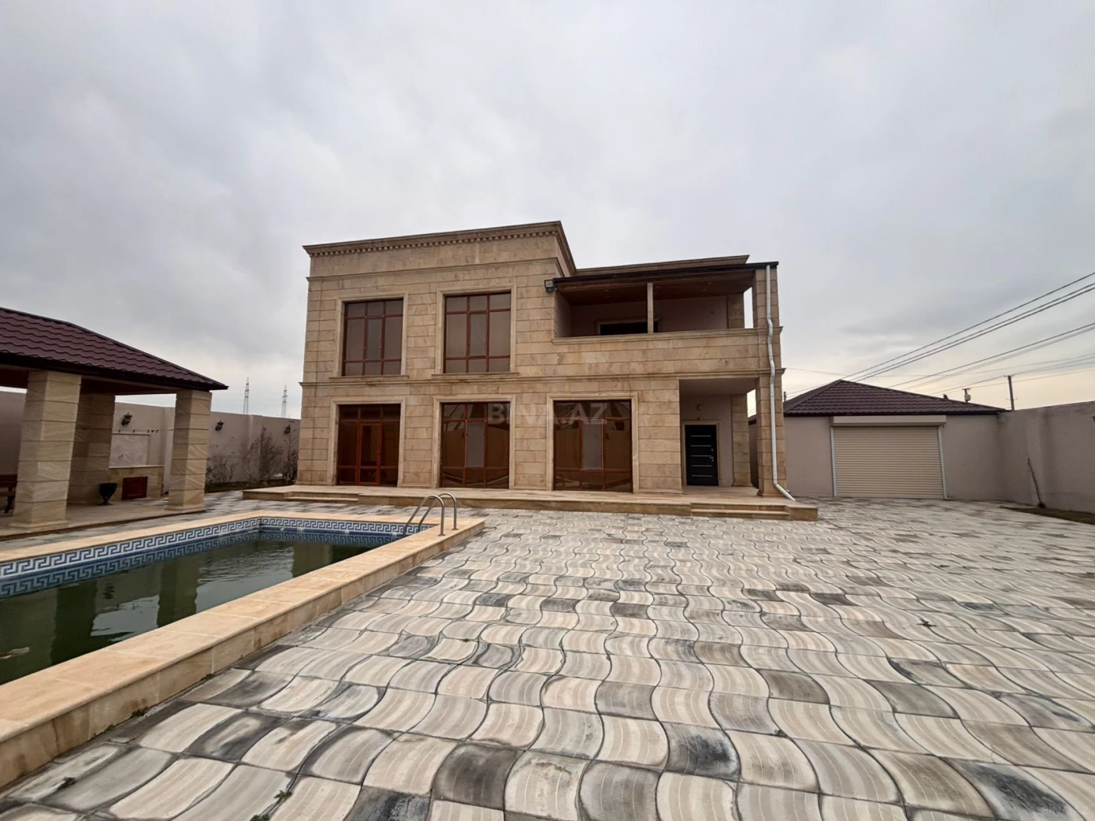 Satılır 5 otaqlı həyət evi 350 m²