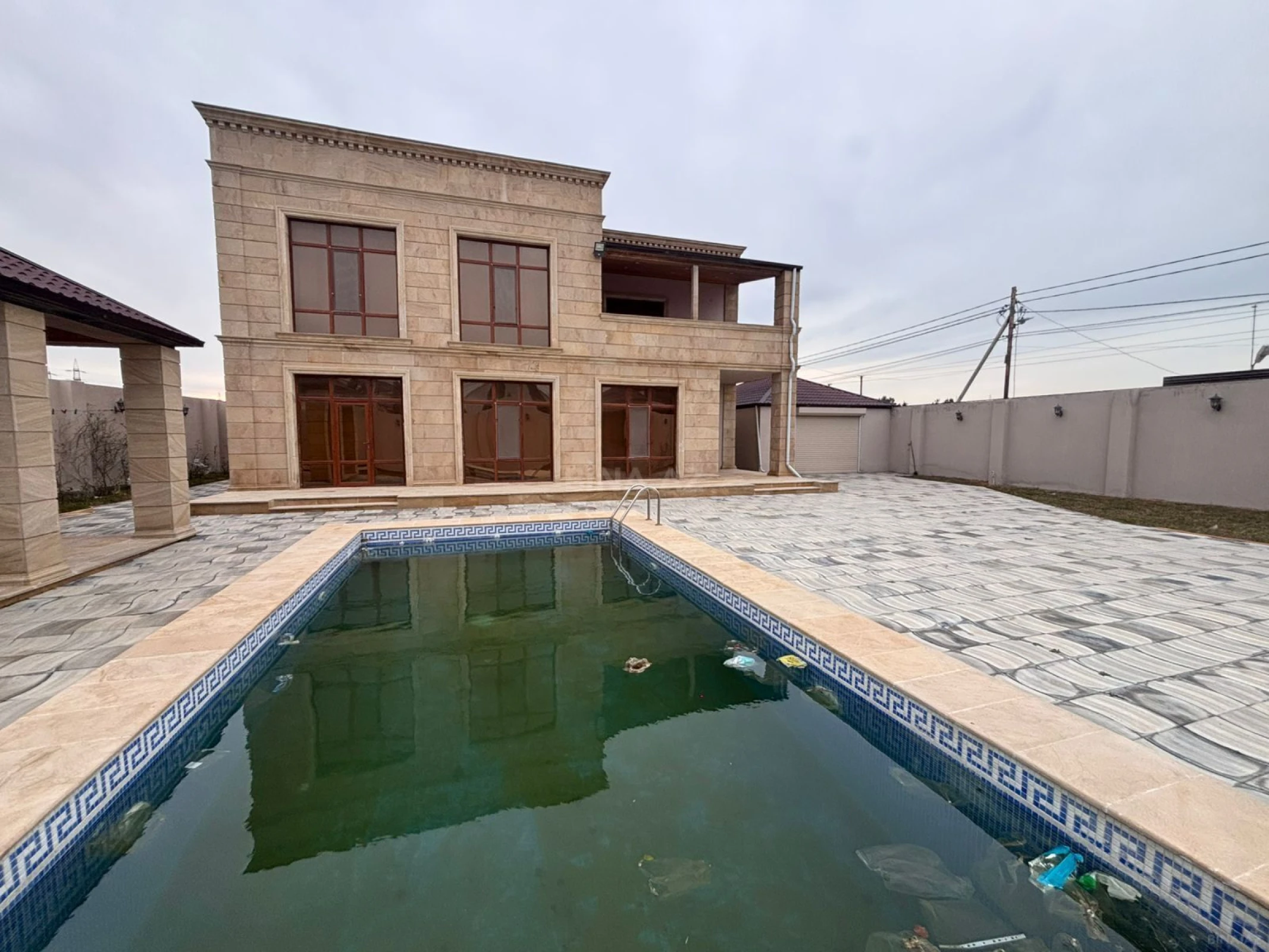 Satılır 5 otaqlı həyət evi 350 m²