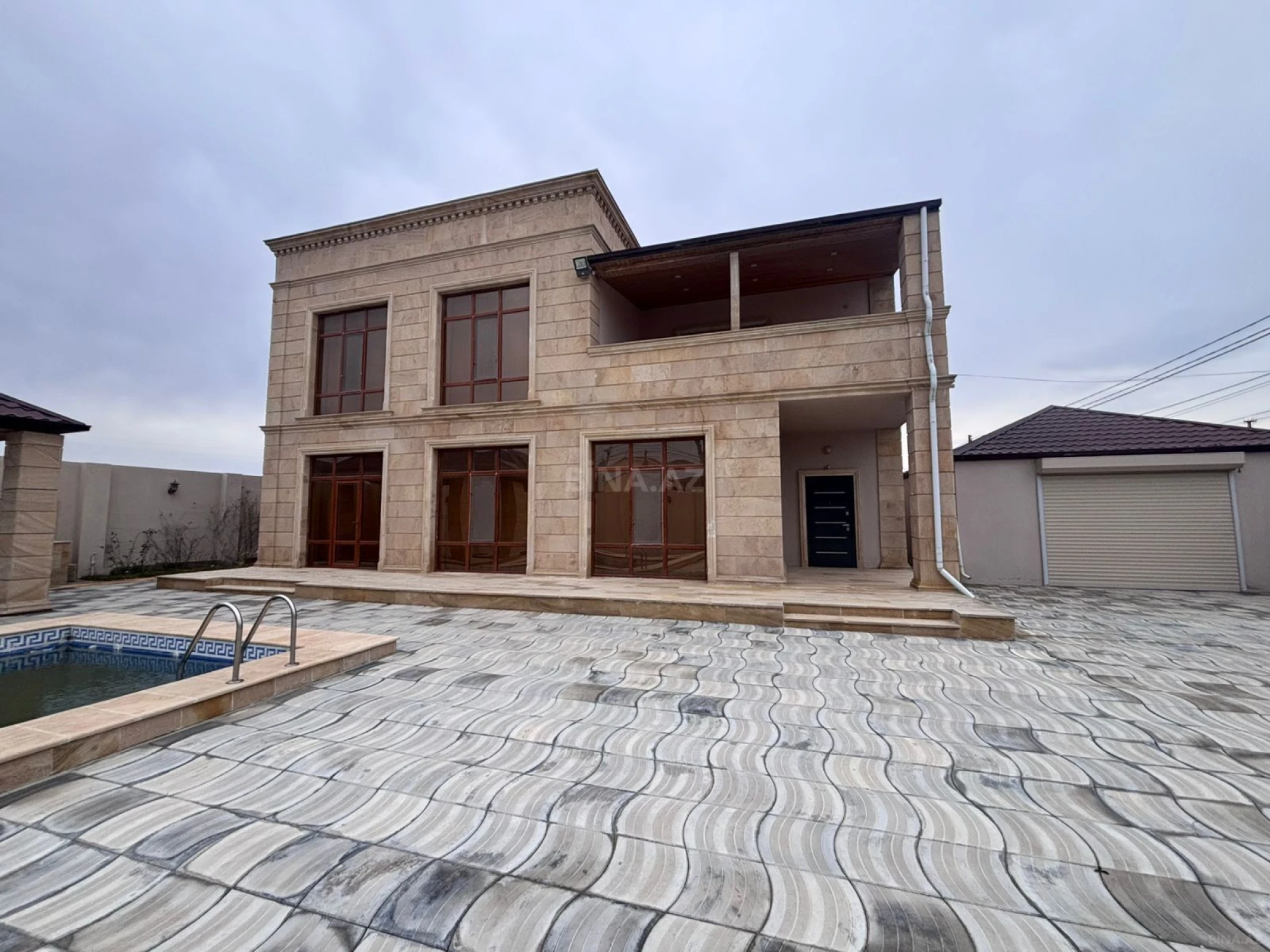 Satılır 5 otaqlı həyət evi 350 m²