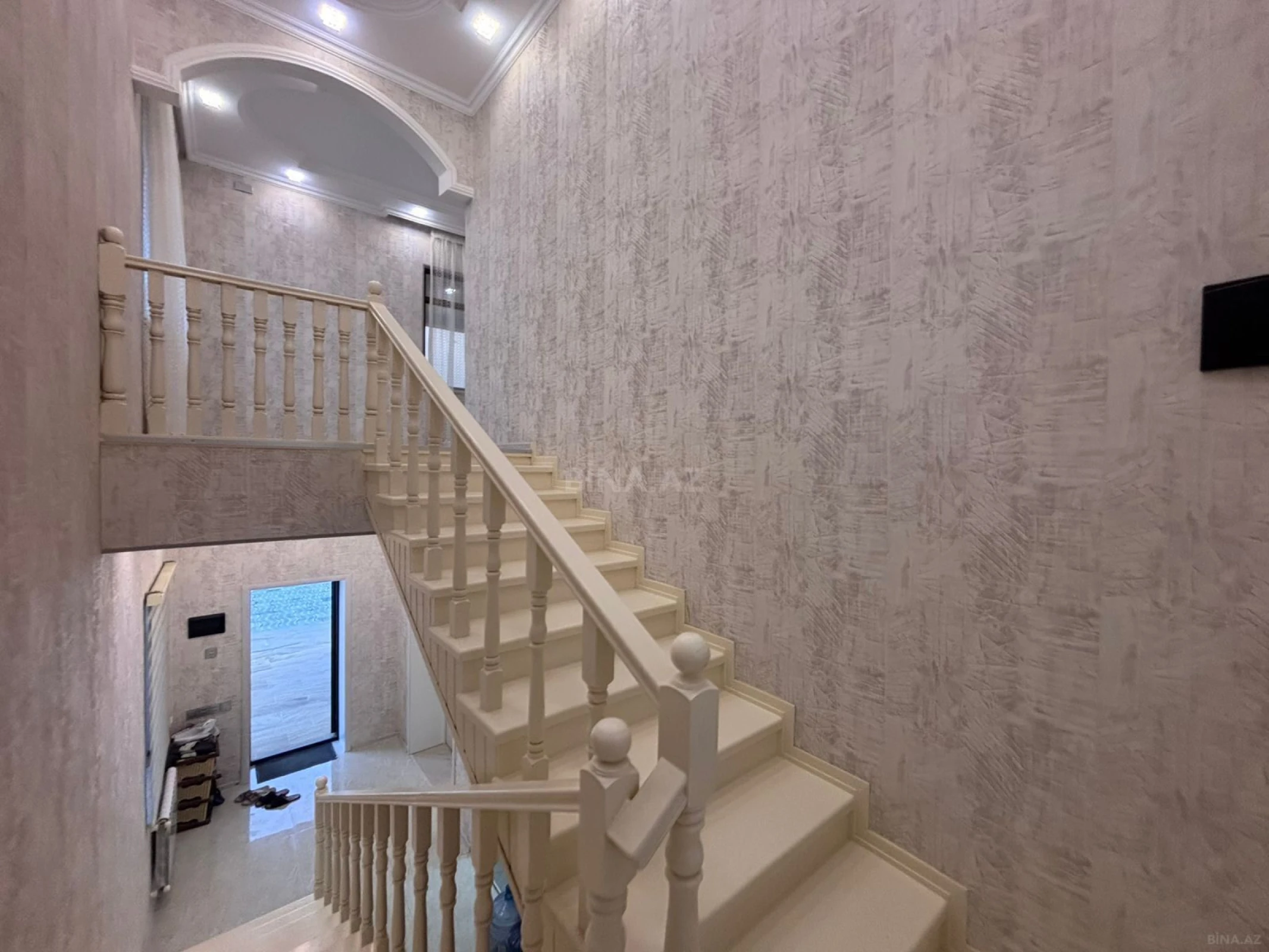 Satılır 5 otaqlı həyət evi 350 m²