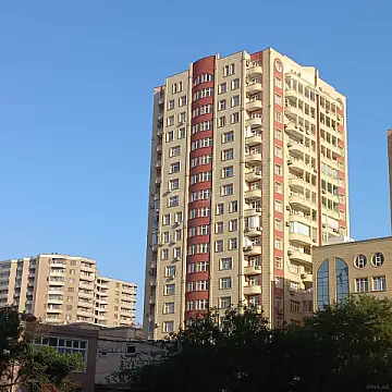 Satılır 5 otaqlı mənzil 205 m²