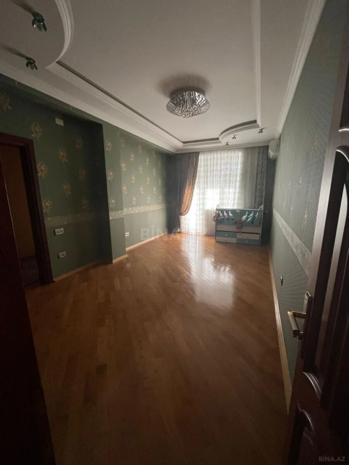 Satılır 5 otaqlı mənzil 205 m²