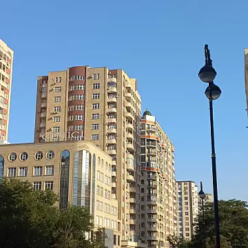 Satılır 5 otaqlı mənzil 205 m²