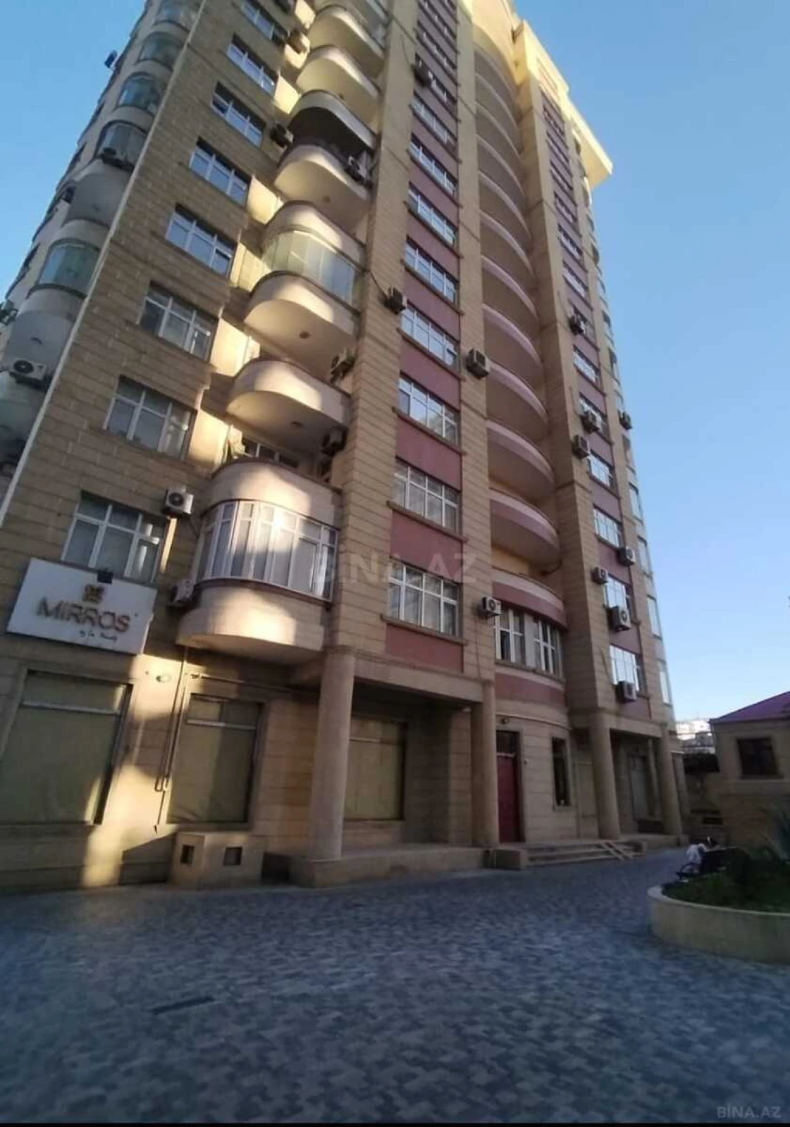 Satılır 5 otaqlı mənzil 205 m²