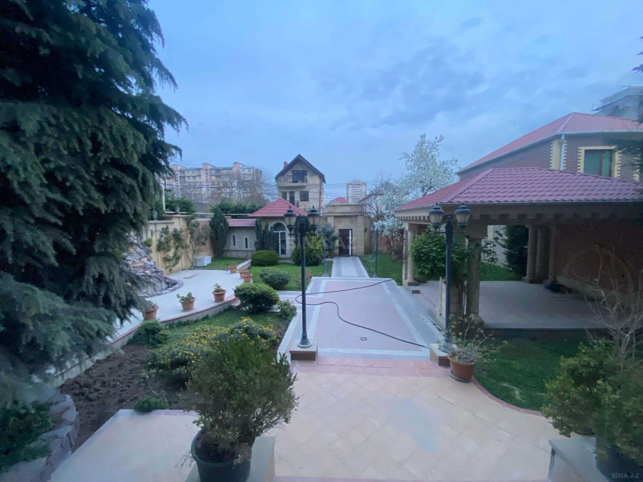 Kirayə verilir 10 otaqlı həyət evi 550 m²