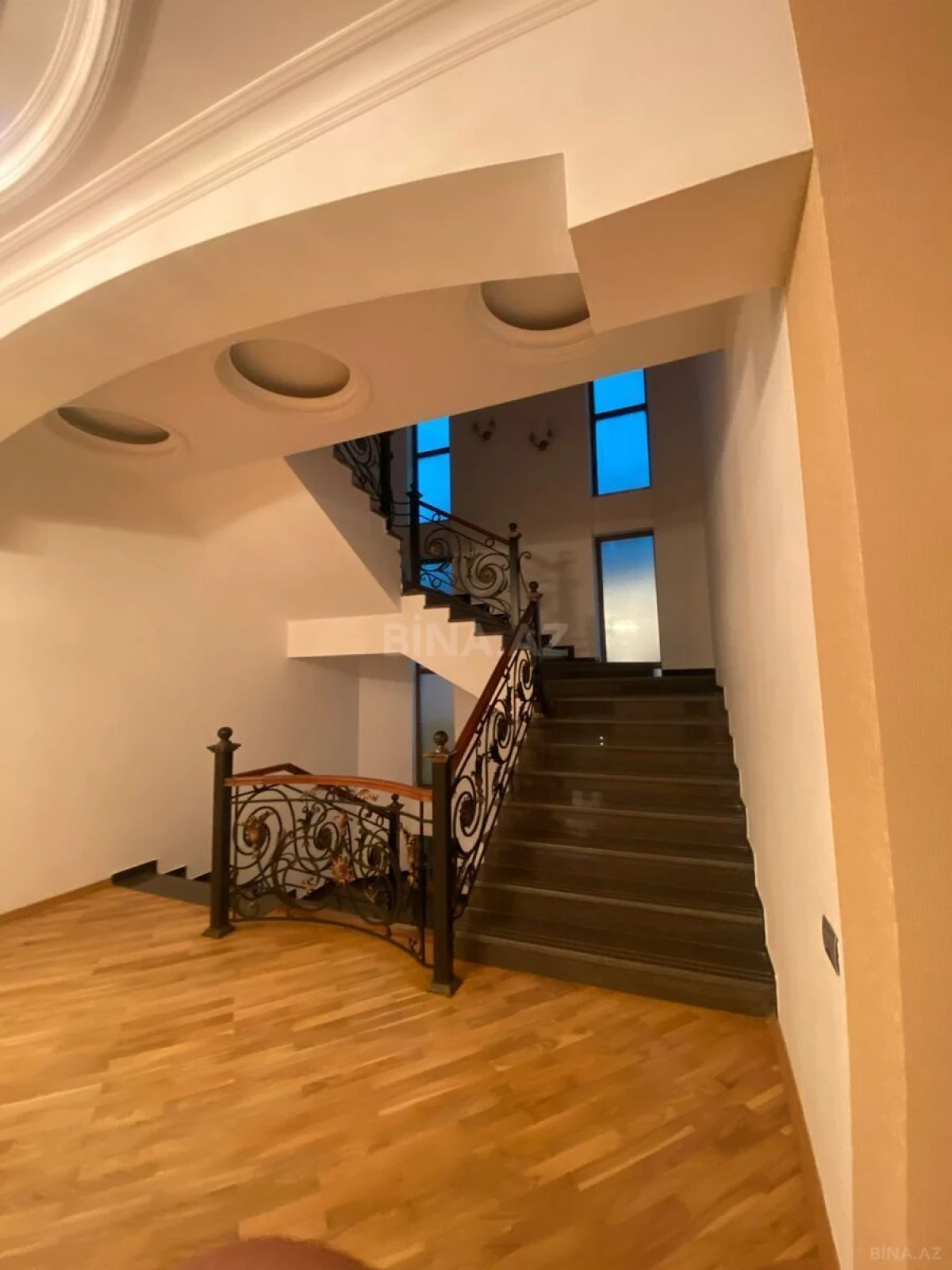 Kirayə verilir 10 otaqlı həyət evi 550 m²