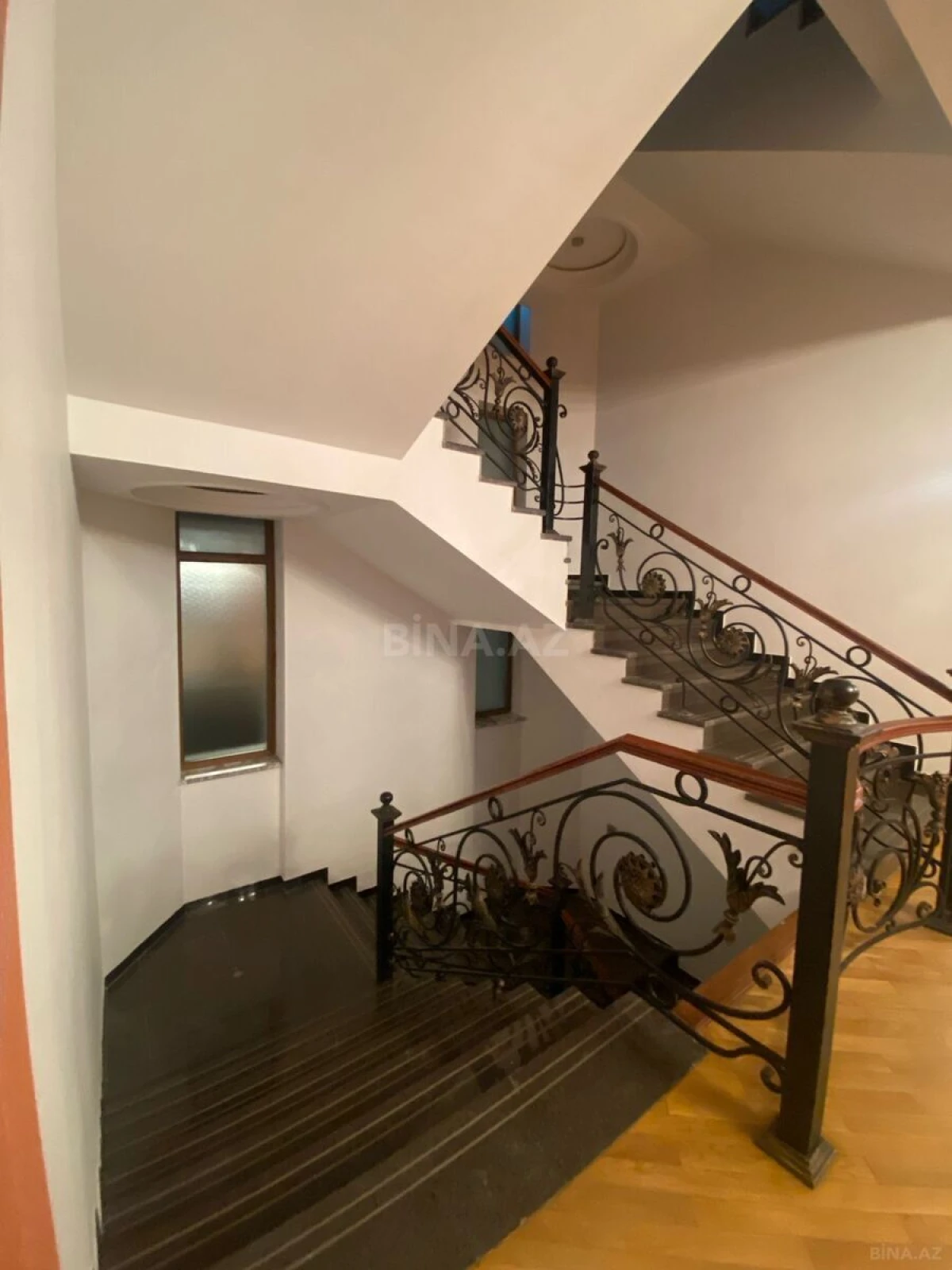 Kirayə verilir 10 otaqlı həyət evi 550 m²