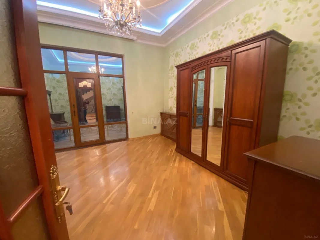 Kirayə verilir 10 otaqlı həyət evi 550 m²