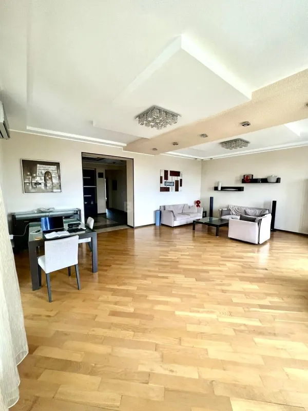 Kirayə verilir 3 otaqlı mənzil 180 m²