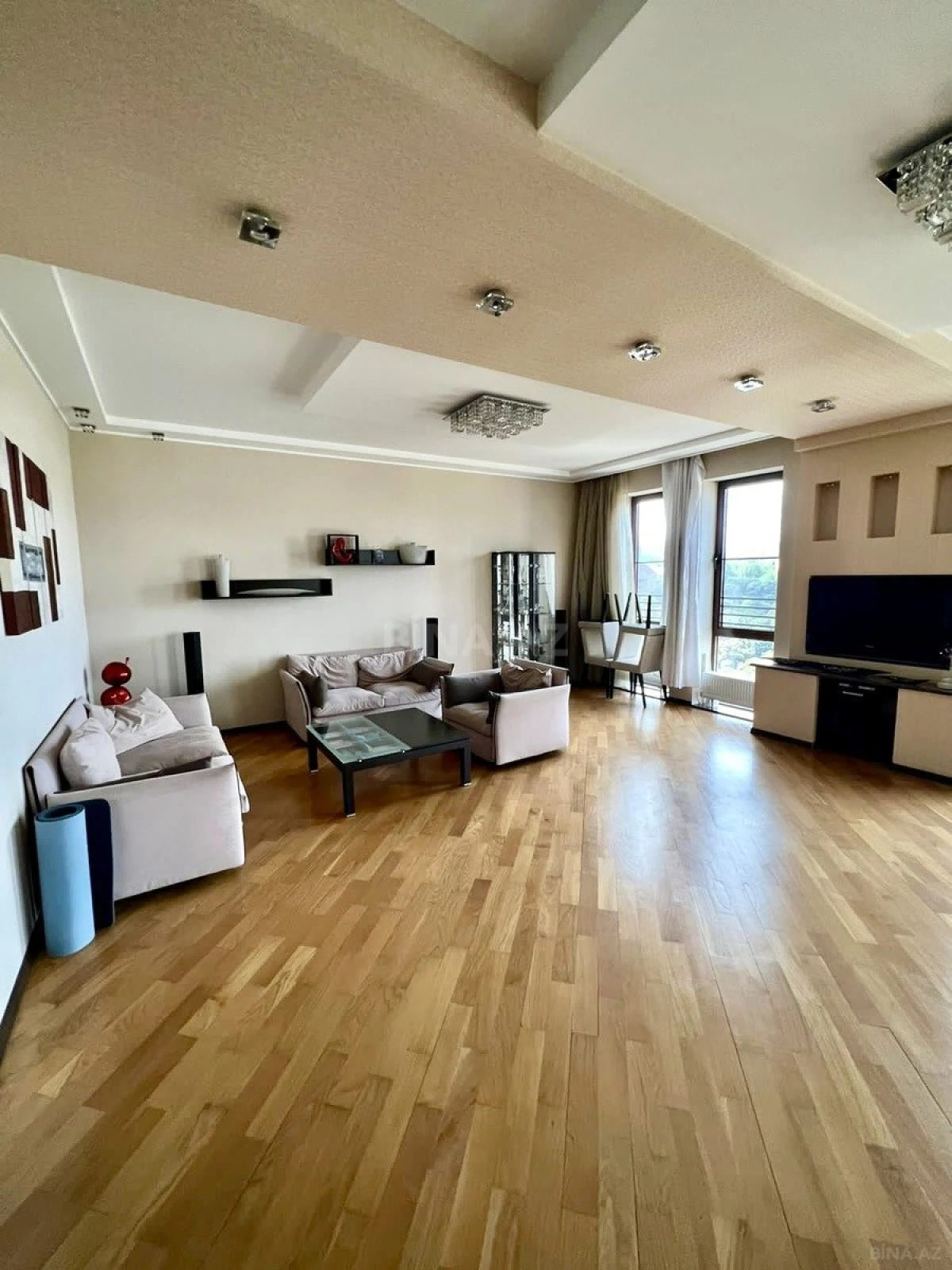 Kirayə verilir 3 otaqlı mənzil 180 m²