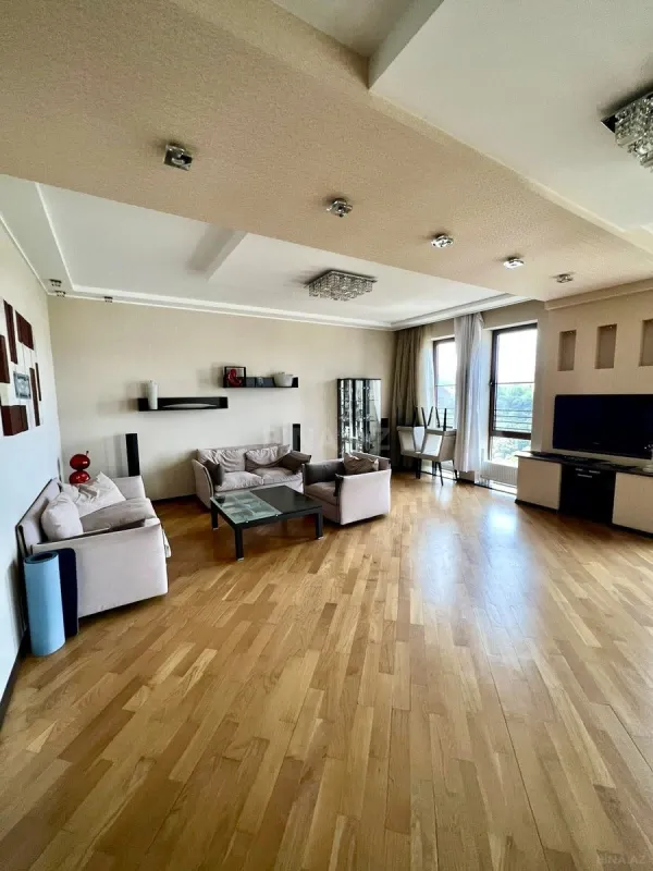 Kirayə verilir 3 otaqlı mənzil 180 m²