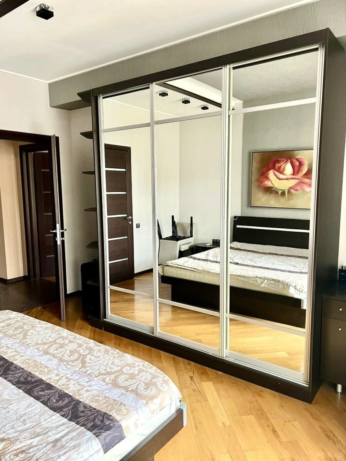 Kirayə verilir 3 otaqlı mənzil 180 m²