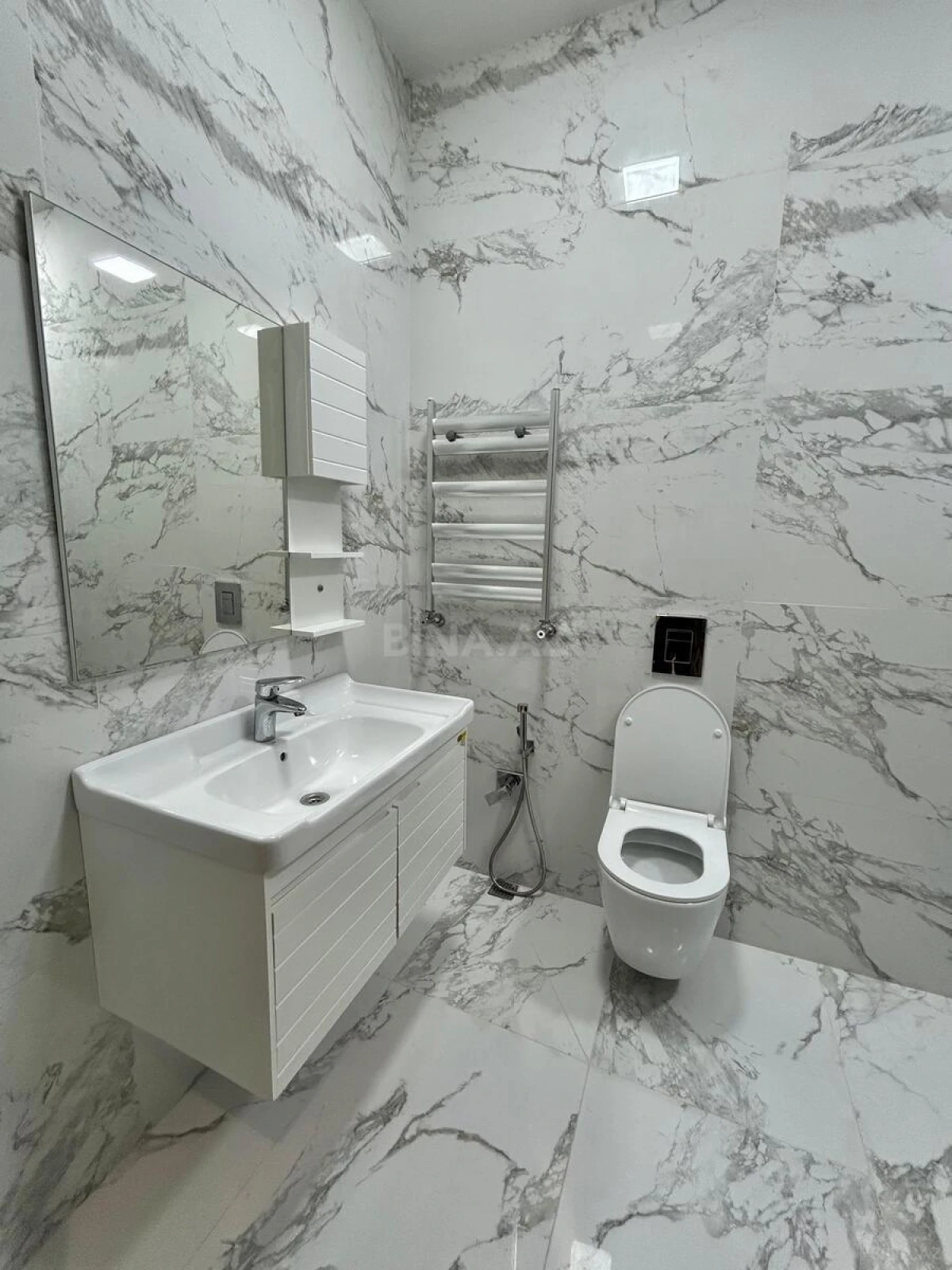 Kirayə verilir 2 otaqlı mənzil 90 m²