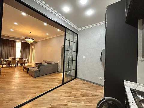 Kirayə verilir 2 otaqlı mənzil 90 m²