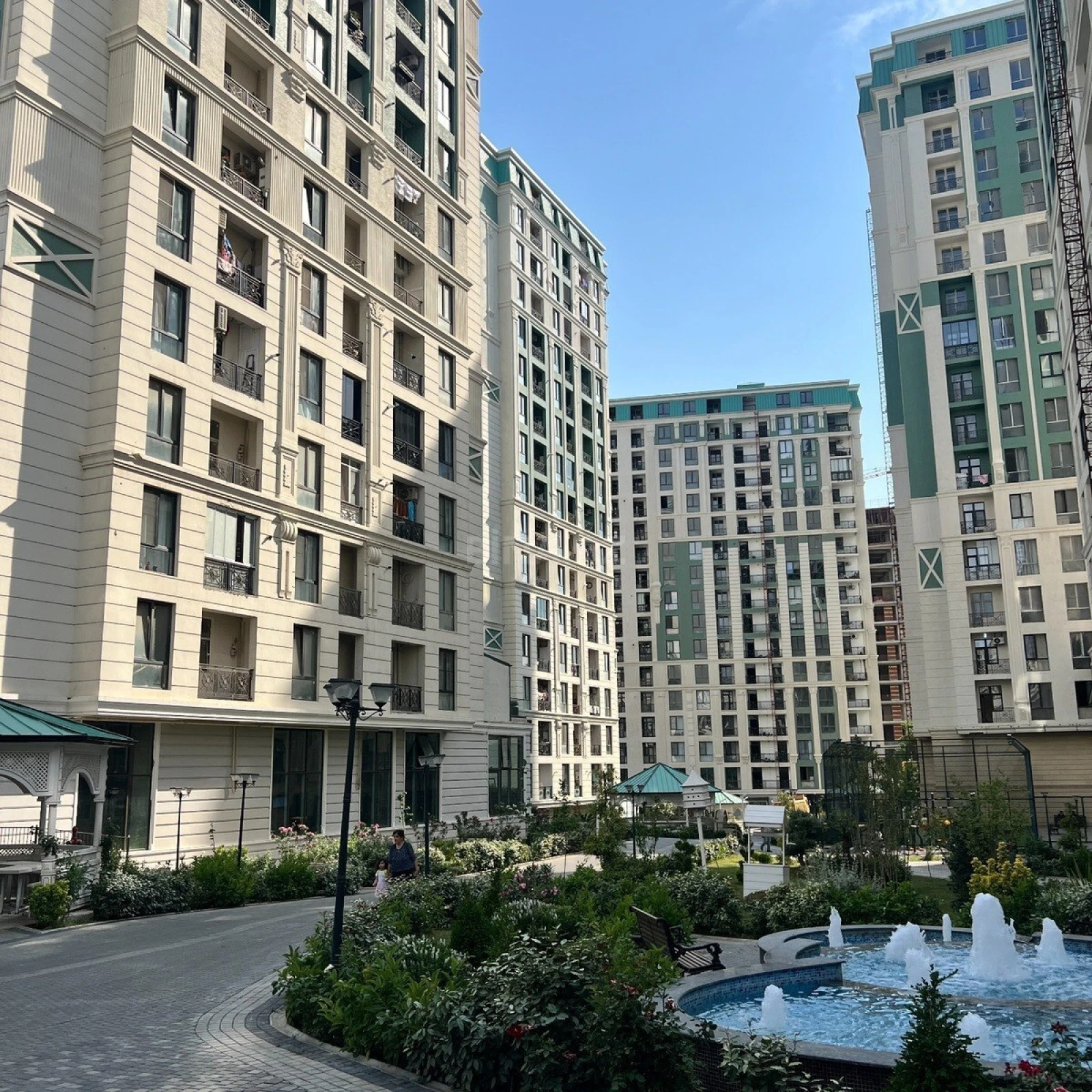 Satılır 4 otaqlı mənzil 220 m²