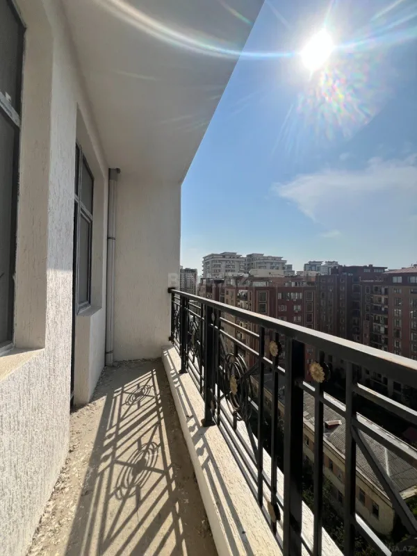 Satılır 4 otaqlı mənzil 220 m²