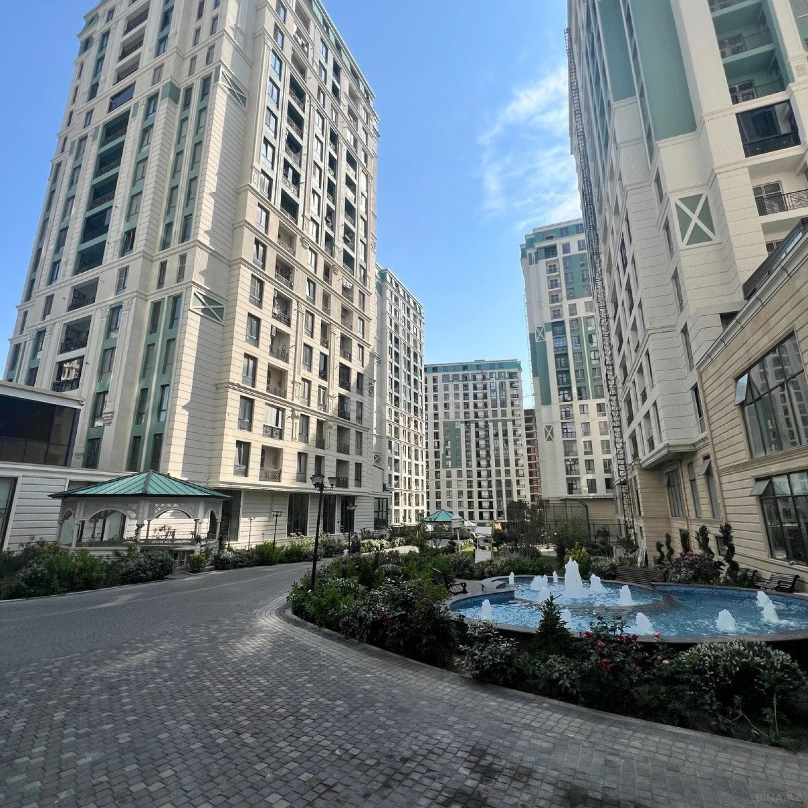 Satılır 4 otaqlı mənzil 220 m²