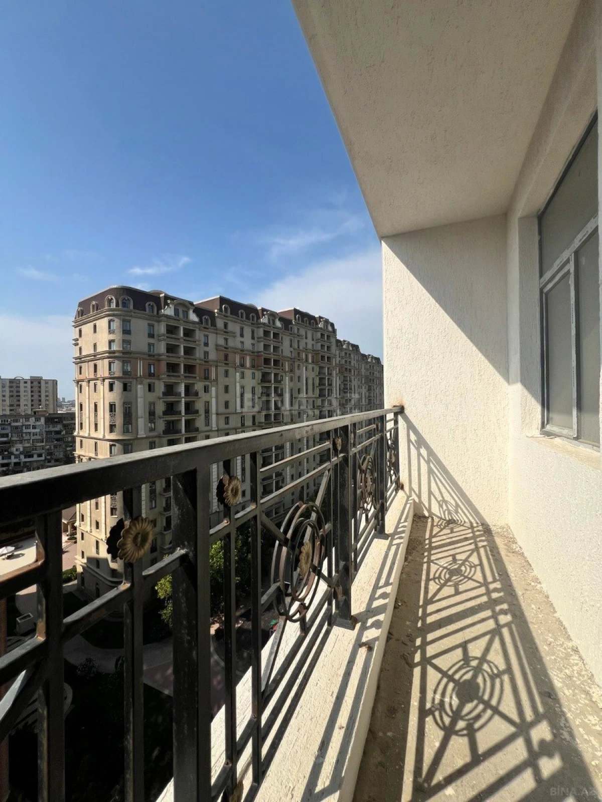 Satılır 4 otaqlı mənzil 220 m²