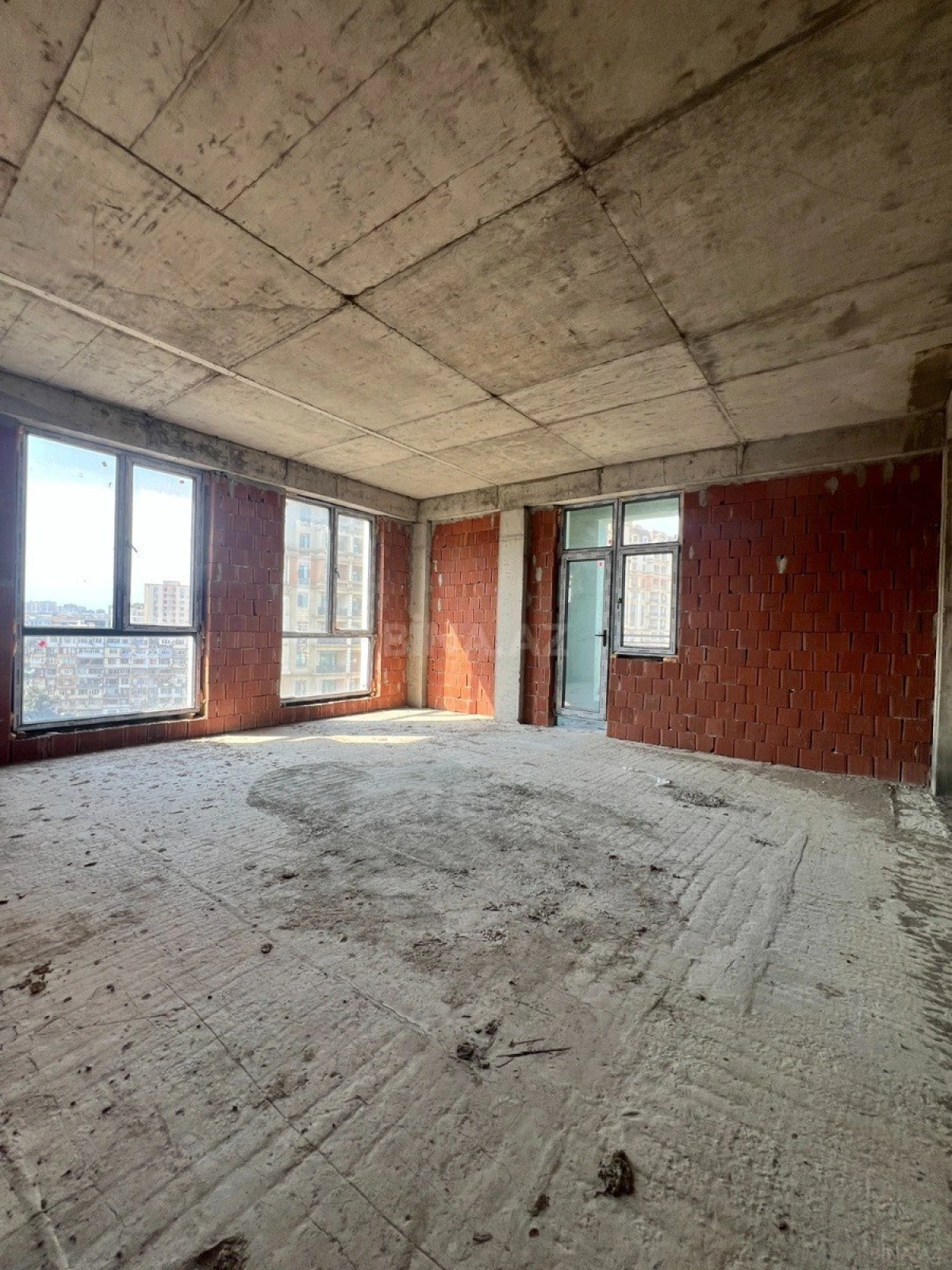 Satılır 4 otaqlı mənzil 220 m²