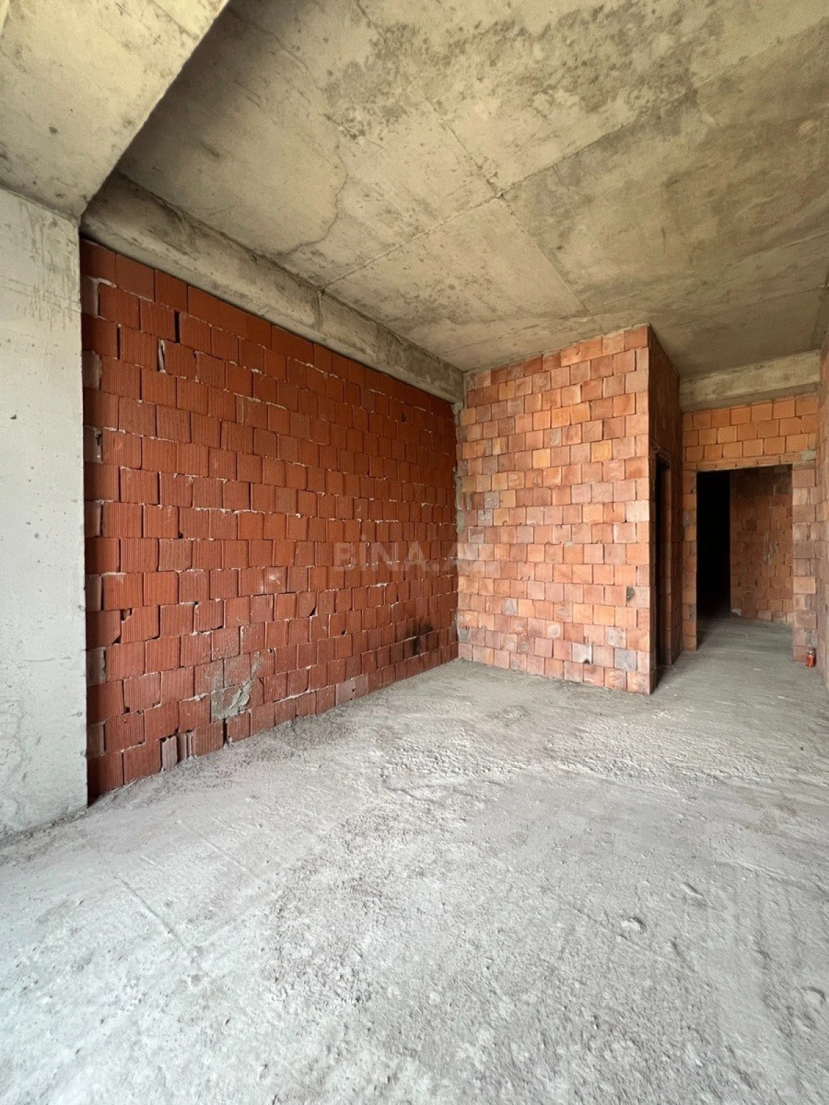 Satılır 4 otaqlı mənzil 220 m²