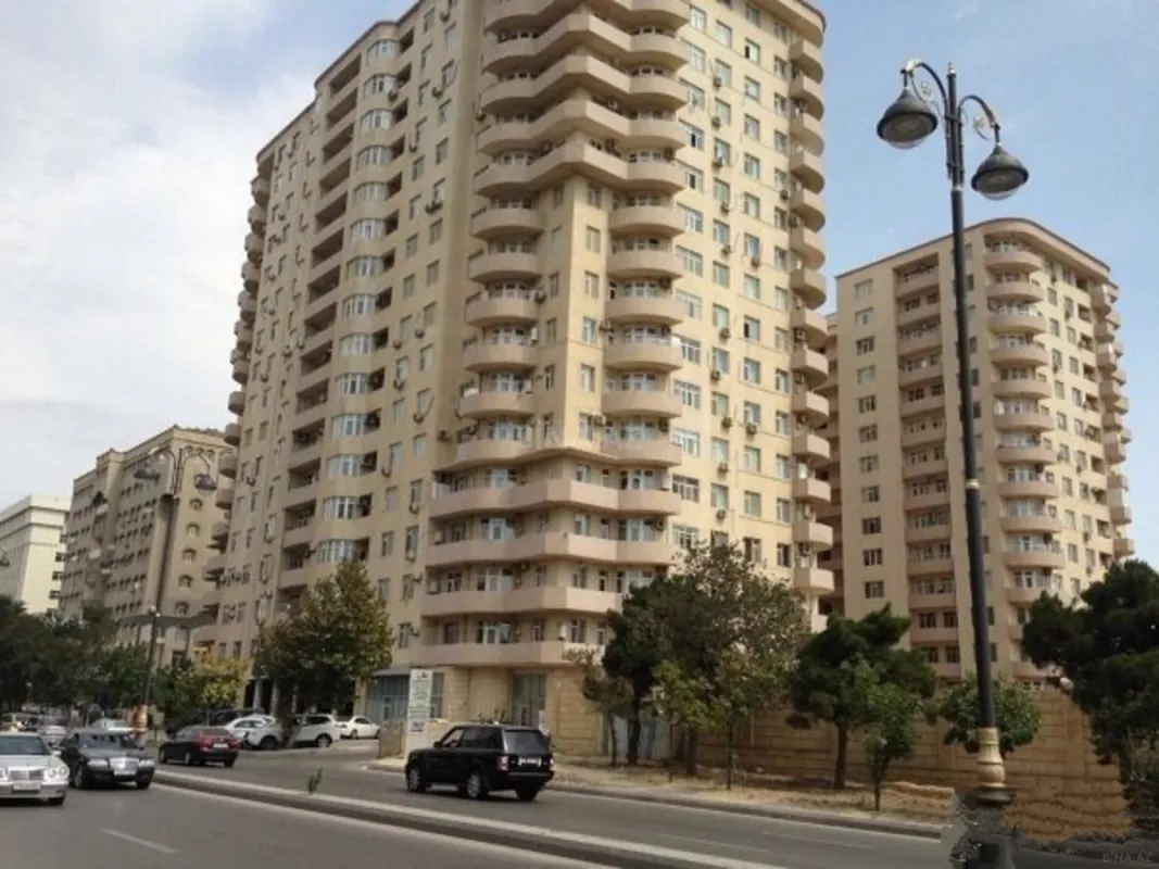 Satılır 4 otaqlı mənzil 156 m²
