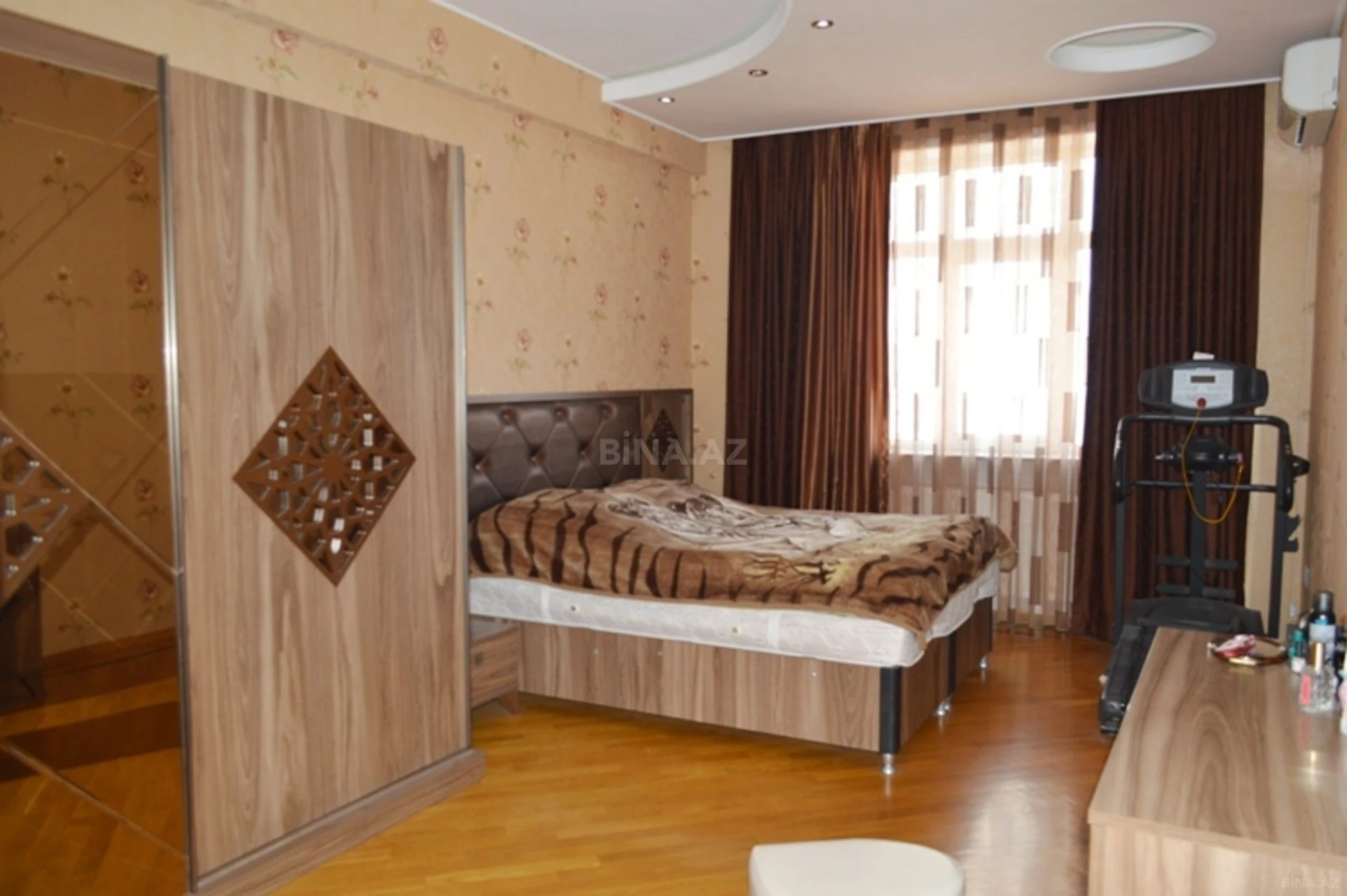 Satılır 4 otaqlı mənzil 156 m²