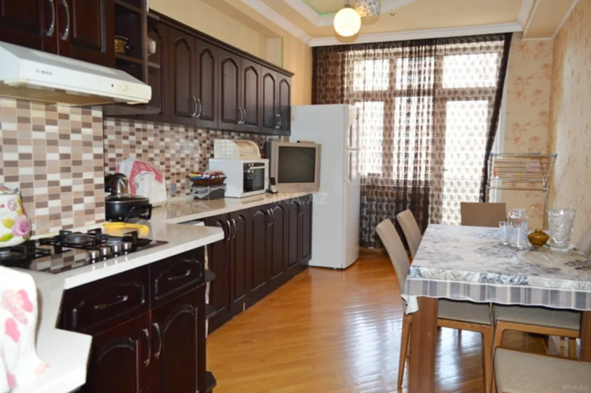 Satılır 4 otaqlı mənzil 156 m²