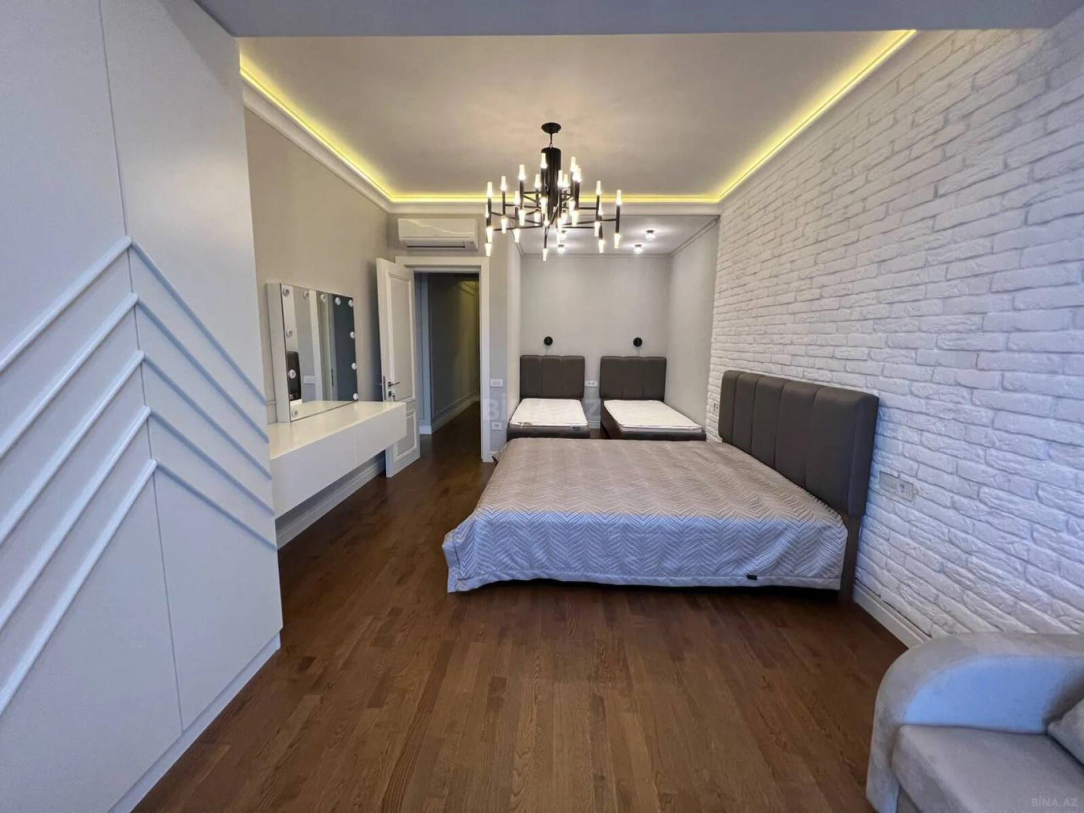 Satılır 4 otaqlı mənzil 260.5 m²