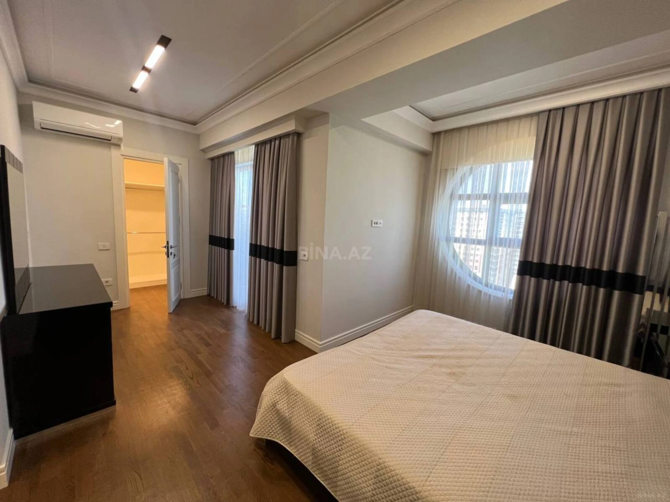 Satılır 4 otaqlı mənzil 260.5 m²