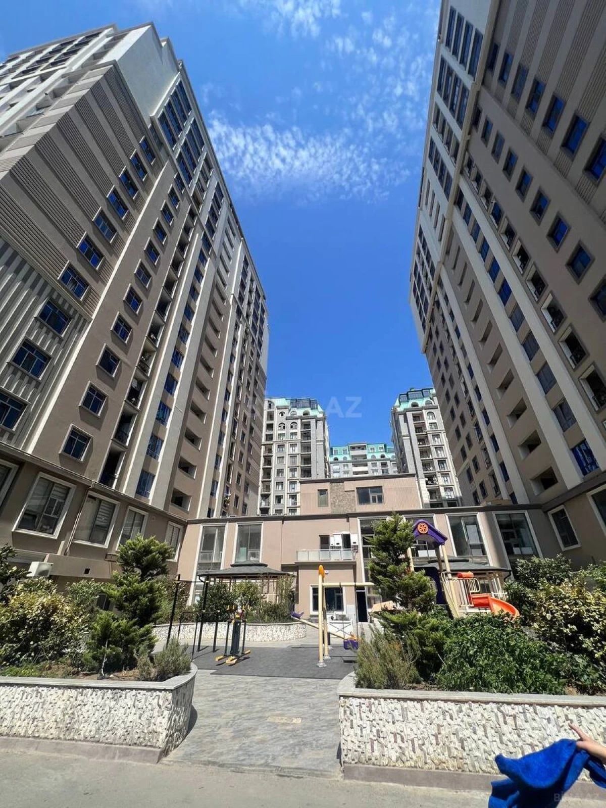 Satılır 4 otaqlı mənzil 260.5 m²
