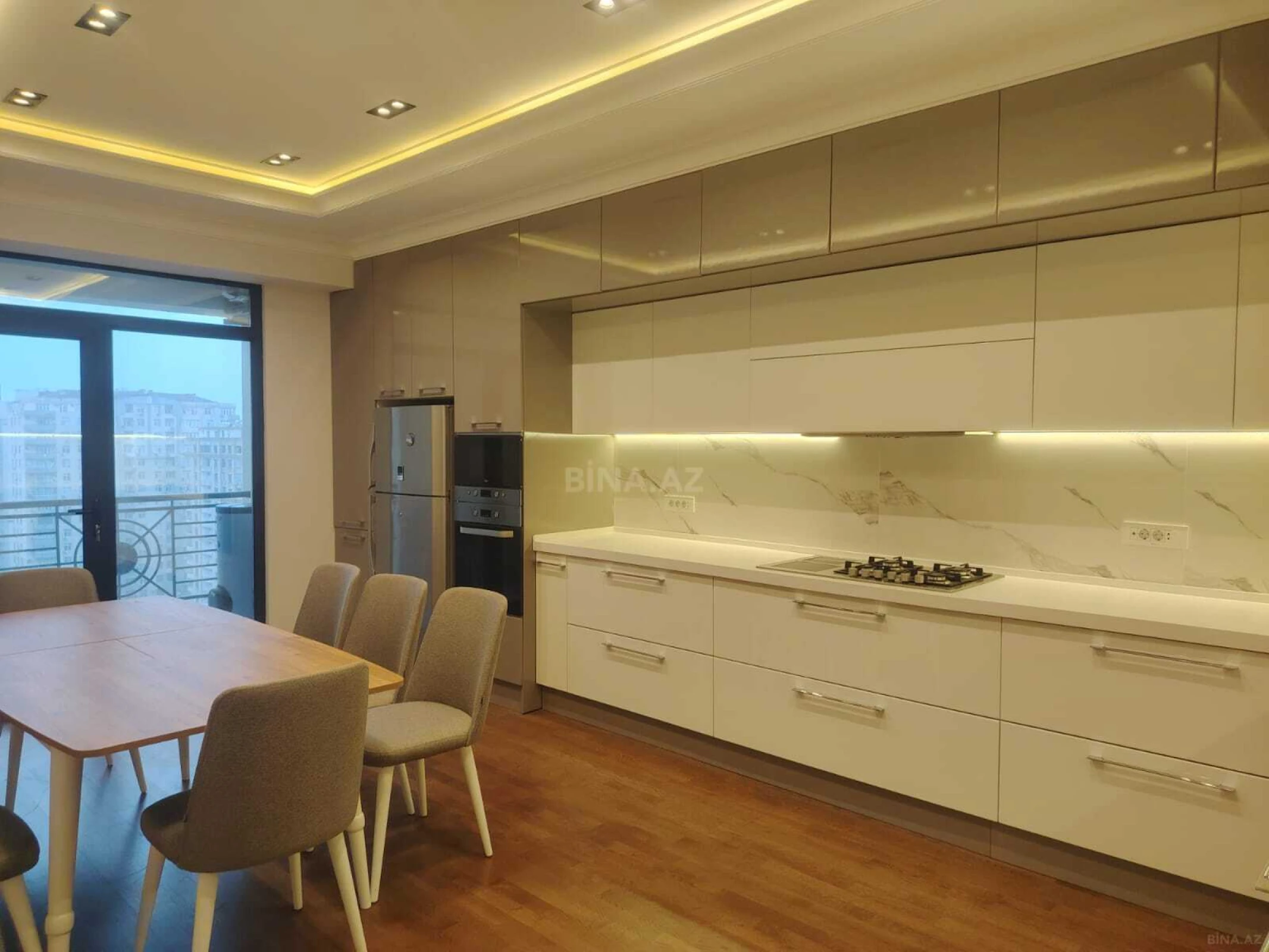 Satılır 4 otaqlı mənzil 260.5 m²