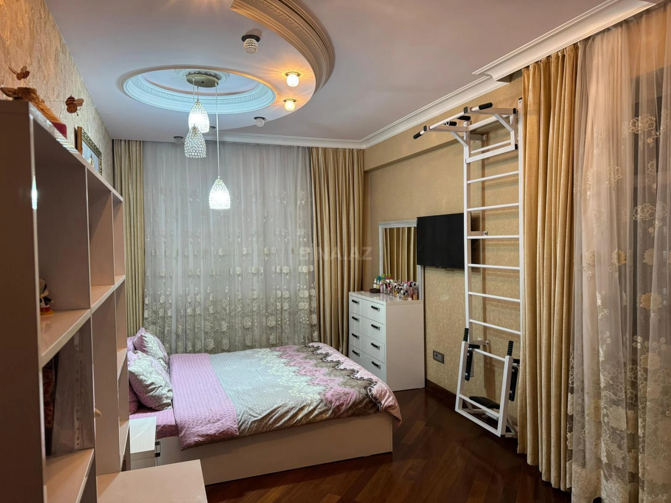 Satılır 3 otaqlı mənzil 136 m²