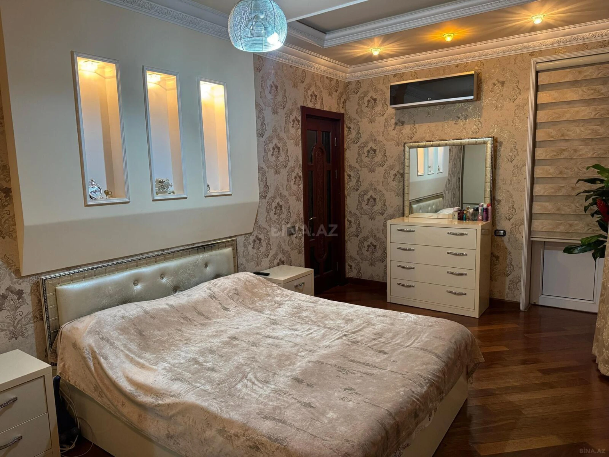 Satılır 3 otaqlı mənzil 136 m²