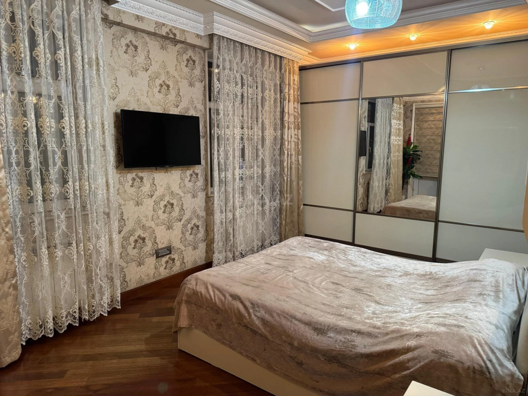 Satılır 3 otaqlı mənzil 136 m²
