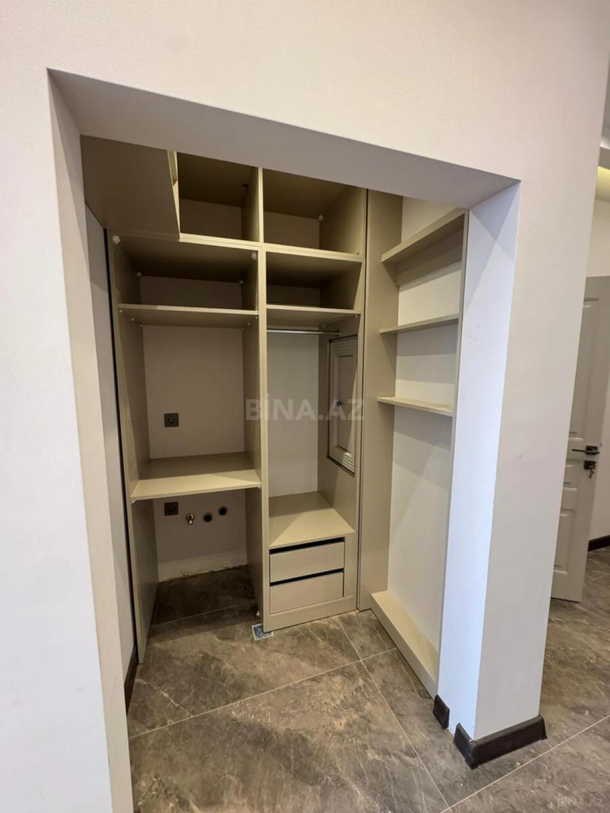 Satılır 3 otaqlı mənzil 135 m²