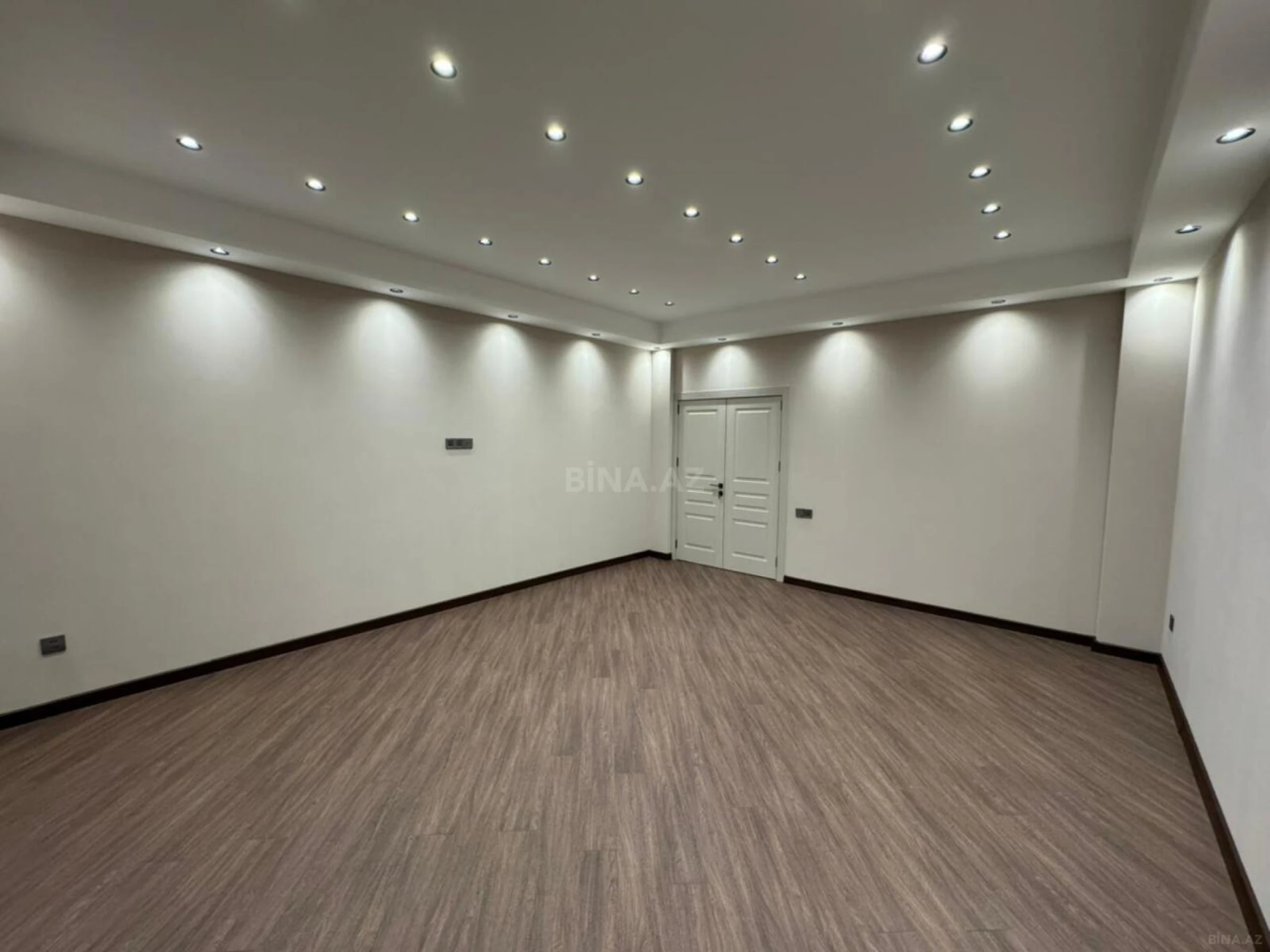 Satılır 3 otaqlı mənzil 135 m²
