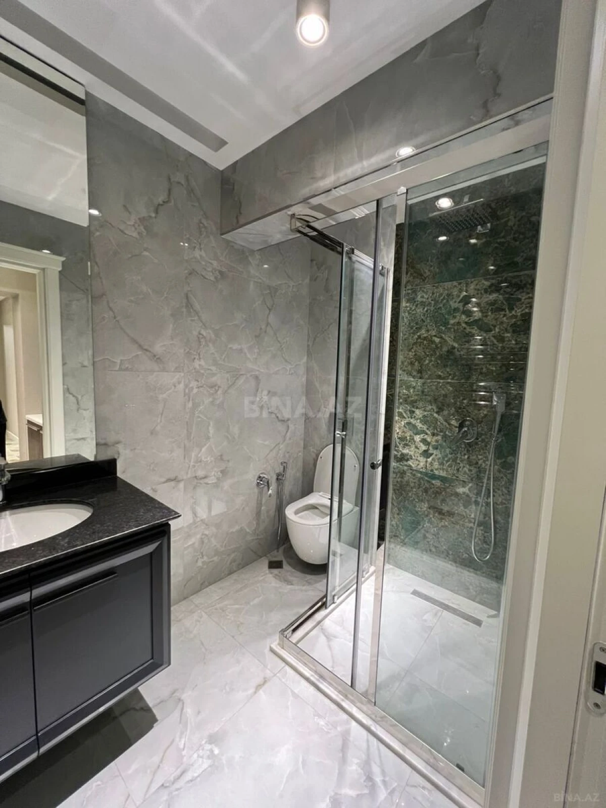 Satılır 4 otaqlı mənzil 225 m²