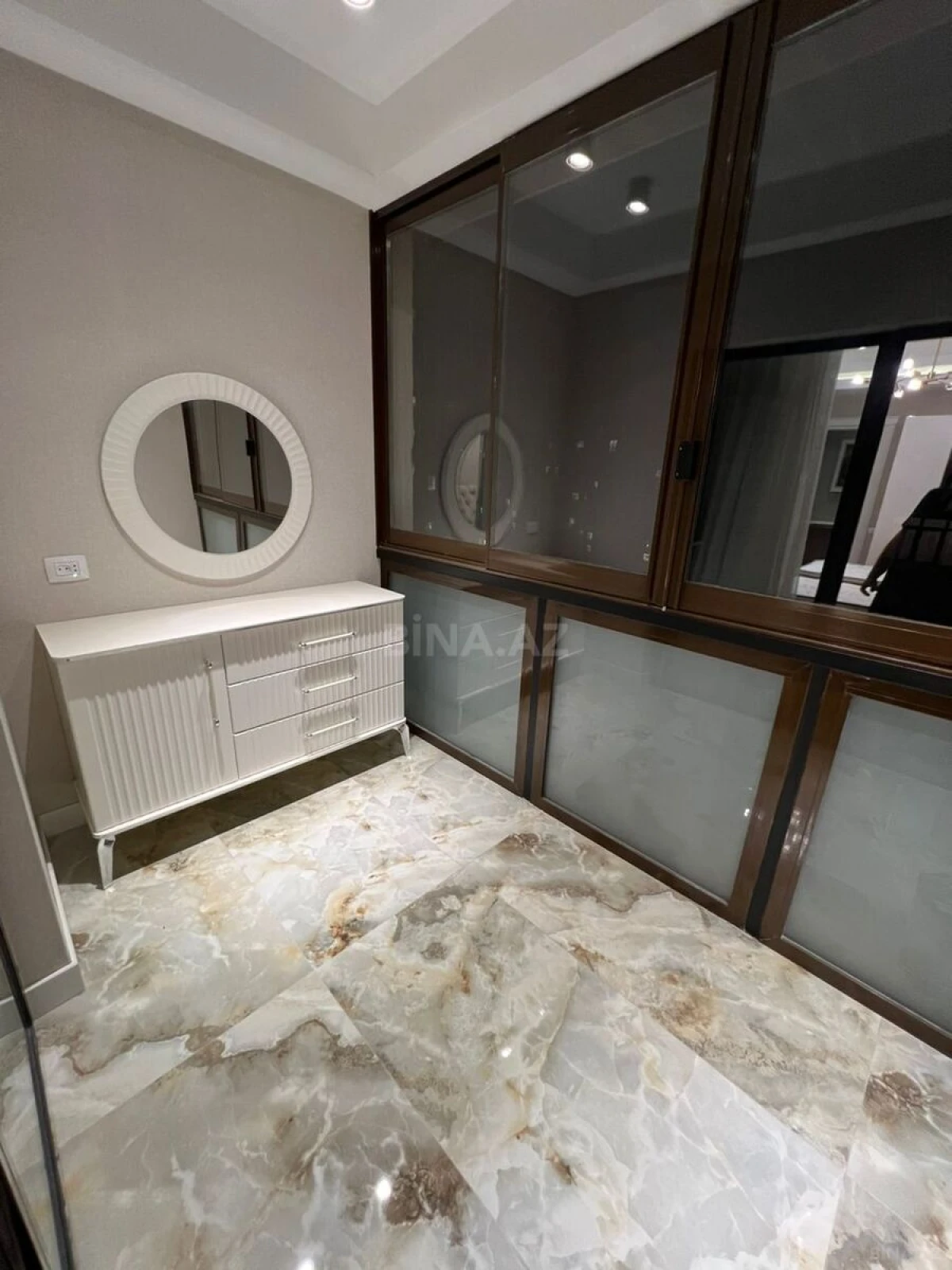 Satılır 4 otaqlı mənzil 225 m²