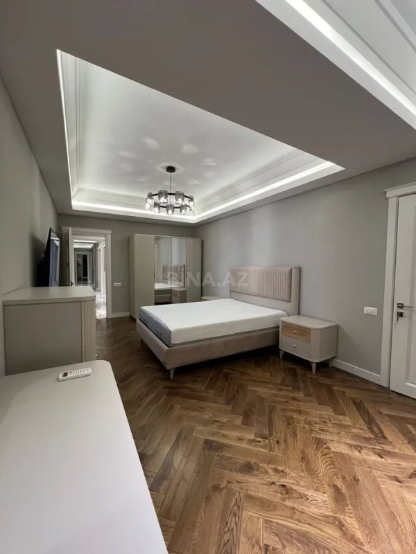 Satılır 4 otaqlı mənzil 225 m²