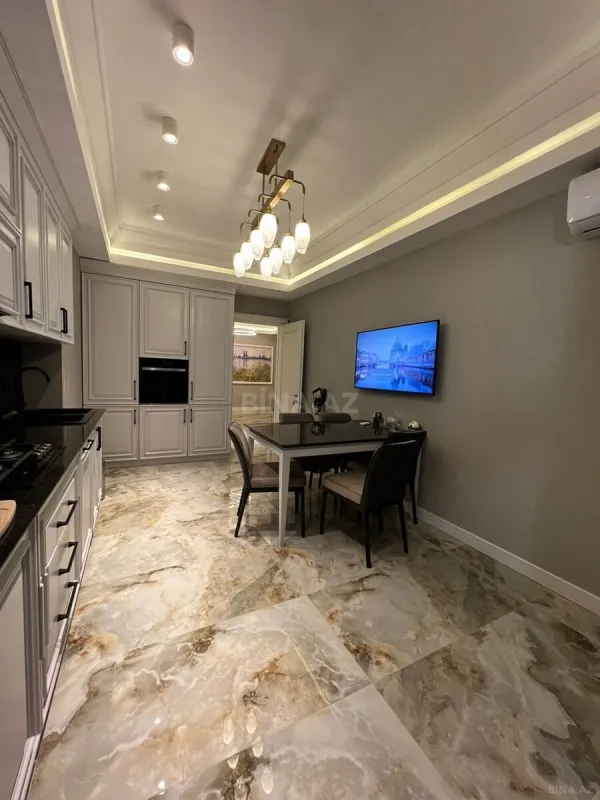 Satılır 4 otaqlı mənzil 225 m²