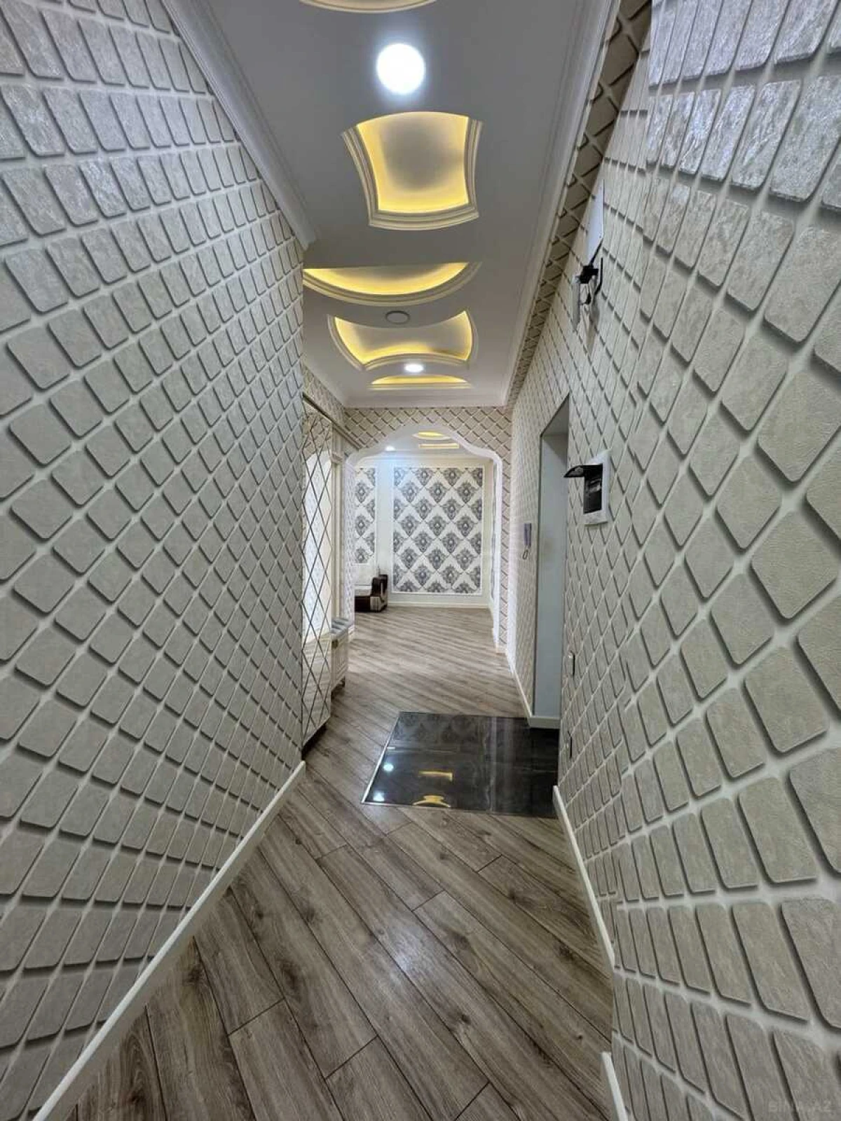 Satılır 2 otaqlı mənzil 93 m²