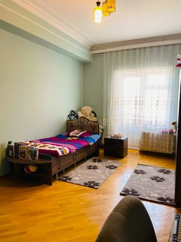 Satılır 4 otaqlı mənzil 140 m²