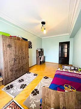 Satılır 4 otaqlı mənzil 140 m²